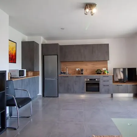 Апартаменты Modern Spacious 1 Bed With Pool Close To