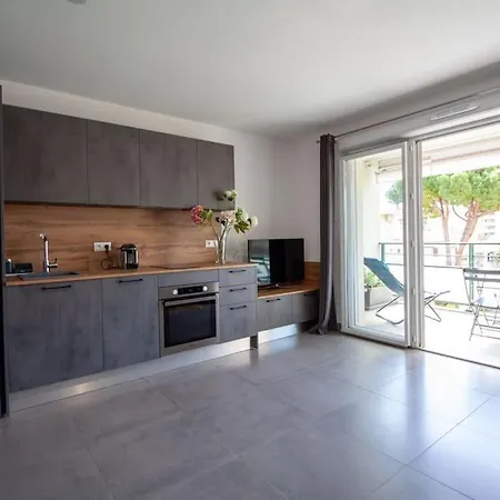 Modern Spacious 1 Bed With Pool Close To Апартаменты *