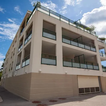 Апартаменты Modern Spacious 1 Bed With Pool Close To *