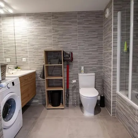 Апартаменты Modern Spacious 1 Bed With Pool Close To *