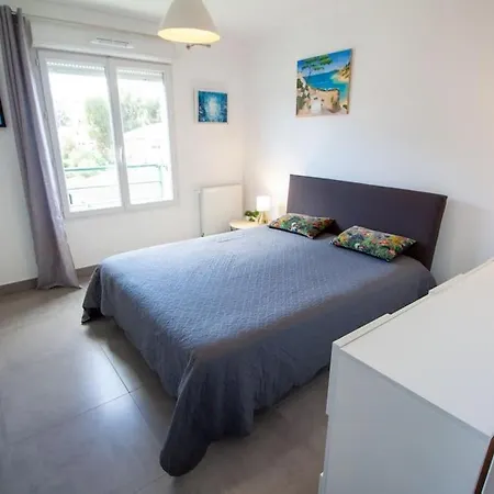 Апартаменты Modern Spacious 1 Bed With Pool Close To