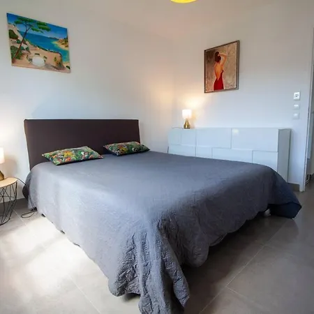 Апартаменты Modern Spacious 1 Bed With Pool Close To *