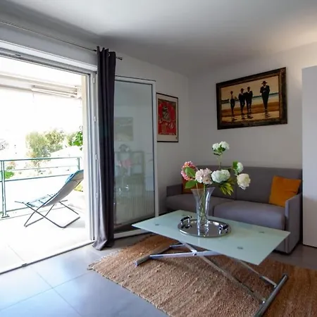 Modern Spacious 1 Bed With Pool Close To