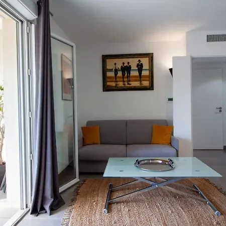 Modern Spacious 1 Bed With Pool Close To Антиб