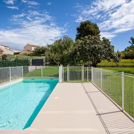 Апартаменты Modern Spacious 1 Bed With Pool Close To *